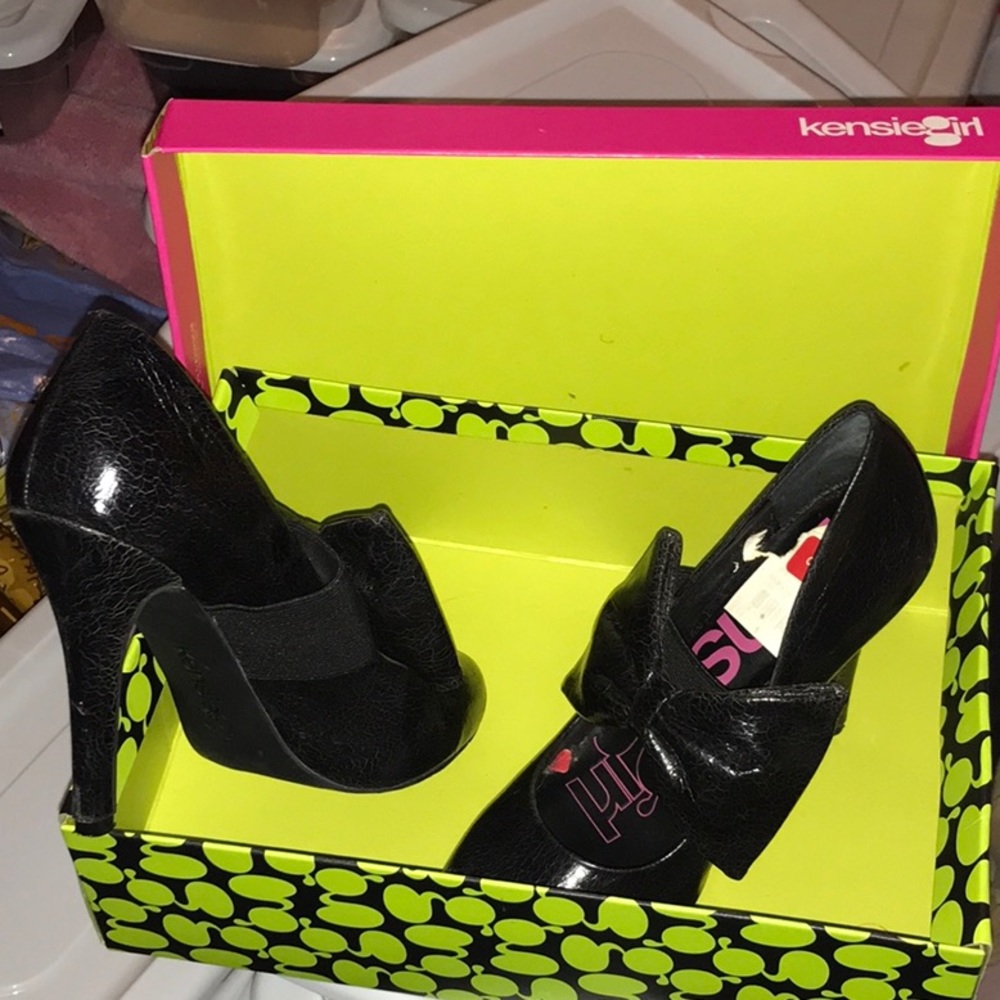 Black pumps with bow on front